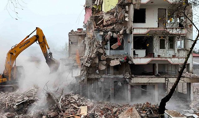 Sındırgı'da deprem sonrası yıkımlar yeniden başladı