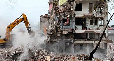 Sındırgı'da deprem sonrası yıkımlar yeniden başladı