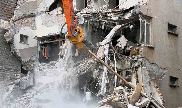 Sındırgı'da depremin izleri siliniyor