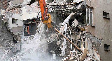 Sındırgı'da depremin izleri siliniyor