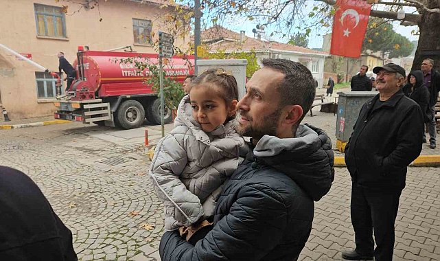 Sındırgı'da evlerinin yıkılışını hüzünlü gözlerle izlediler