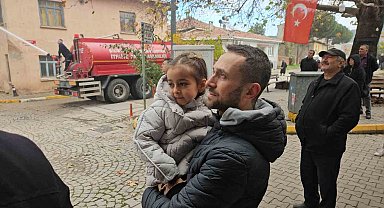 Sındırgı'da evlerinin yıkılışını hüzünlü gözlerle izlediler