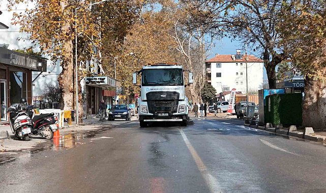 Sındırgı'da hasarlı binaların yıkımı sonrası temizlik çalışmaları sürüyor