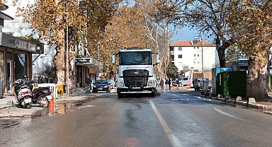 Sındırgı'da hasarlı binaların yıkımı sonrası temizlik çalışmaları sürüyor