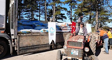 Sındırgılı depremzede çiftçilere hayvan yemi desteği