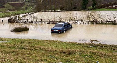 Sinop'ta kontrolden çıkan otomobil su birikintisine düştü