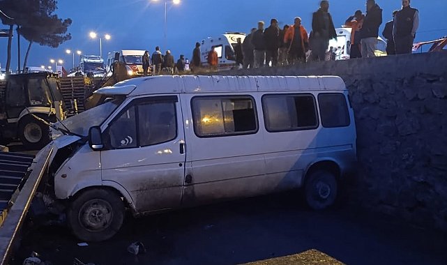 Sinop'ta servis minibüsü ile otomobil çarpıştı: 1 ölü, 10 yaralı