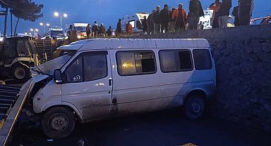 Sinop'ta servis minibüsü ile otomobil çarpıştı: 1 ölü, 10 yaralı