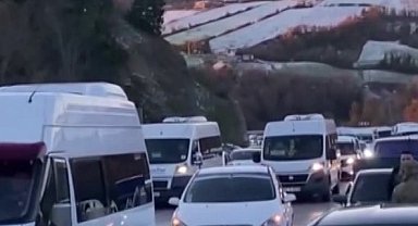 Sinop'ta yol buz tuttu, araçlar yolda kaldı