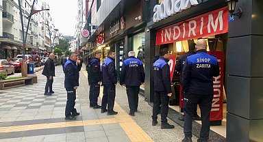 Sinop'ta zabıta ekiplerinden kaldırım işgali denetimi