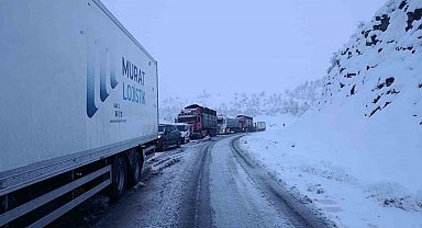 Şırnak-Hakkari yolu ulaşıma kapandı: Araçlar yolda mahsur kaldı