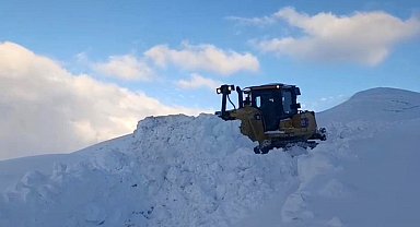Şırnak'ta kar esareti devam ediyor, ekipler eksi 20 derecede çalışıyor