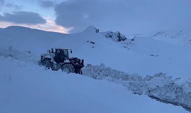 Şırnak'ta kar esareti, kapalı yolların açılması için çalışmalar sürüyor