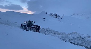 Şırnak'ta kar esareti, kapalı yolların açılması için çalışmalar sürüyor