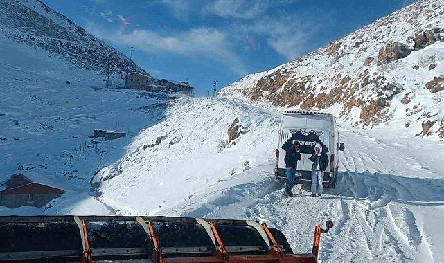 Şırnak'ta karda mahsur kalan 12 kişi 3 saatlik çalışmayla kurtarıldı