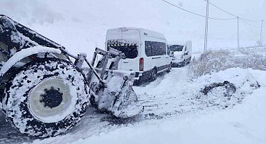 Şırnak'ta karda mahsur kalanlar için belediye ekipleri seferber oldu
