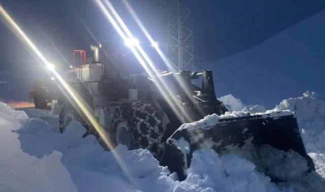 Şırnak'ta karla mücadele gece de devam ediyor