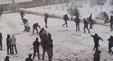 Şırnak'ta öğrenciler karın keyfini çıkardı