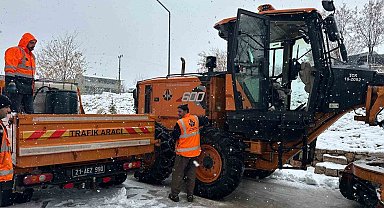Şırnak'ta "turuncu kod" alarm: 22 araç yollarda kaldı