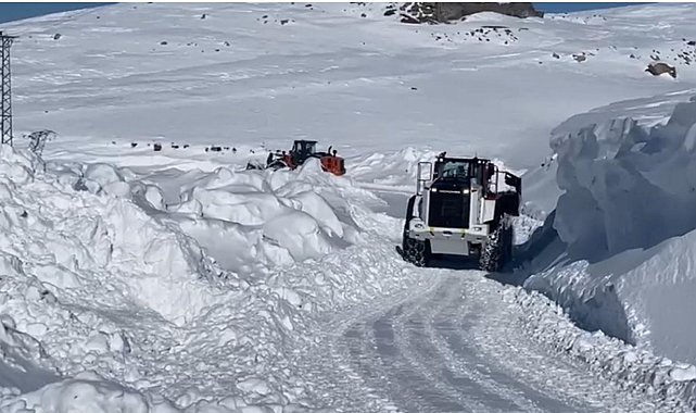 Şırnak'ta tipi, köy yollarını ulaşıma kapattı