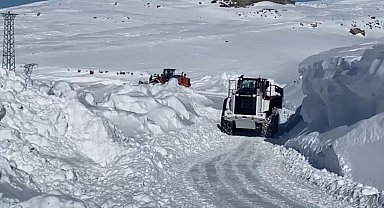 Şırnak'ta tipi, köy yollarını ulaşıma kapattı