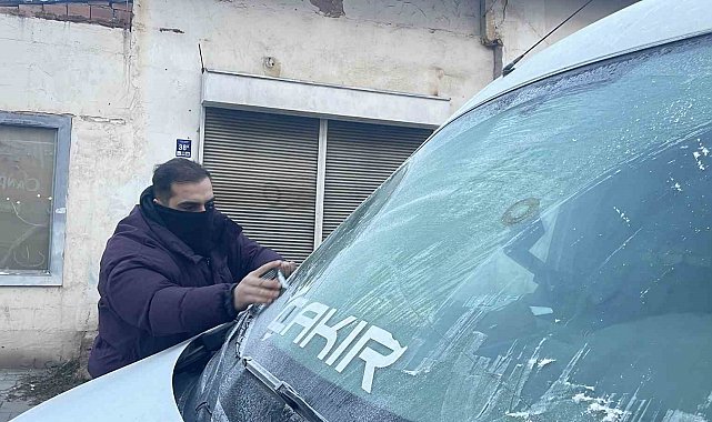 Sivas yine şaşırtmadı, buz kesen kentte cam kazıma mesaisi başladı