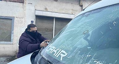 Sivas yine şaşırtmadı, buz kesen kentte cam kazıma mesaisi başladı