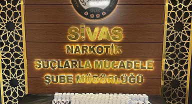 Sivas'ta gerçekleşen narkotik operasyonda 8 bin sentetik ecza ele geçirildi.