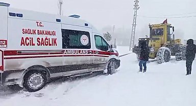 Sivas'ta hamile kadın rahatsızlandı, kapanan yolu açmak için ekipler seferber oldu