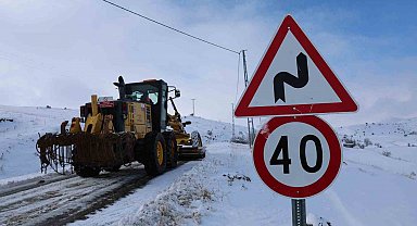 Sivas'ta karla kaplı yolda hayat kurtaran seferberlik