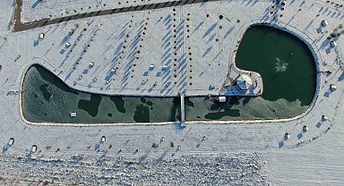 Sivas'ta soğuk hava etkisini gösterdi, ördeklerin olduğu gölet kısmen dondu