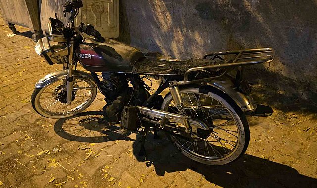 Siverek'te apartmanın girişine park edilen motosiklet yandı