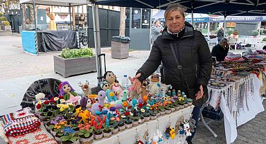 Soğuk havayı el emeği çiçekleriyle ısıtıyor