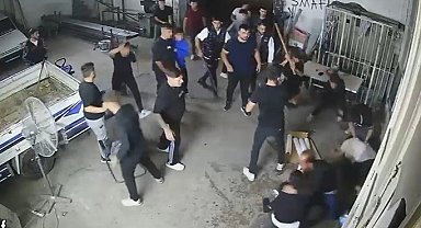 Sopa, kürek ve av tüfekli meydan savaşını andıran kavga kamerada