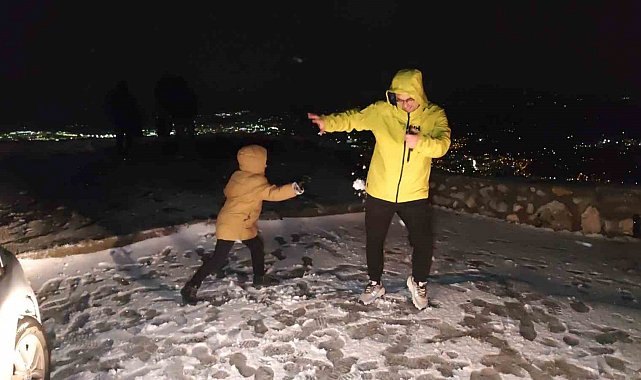 Spil Dağı Milli Parkı'na mevsimin ilk karı yağdı