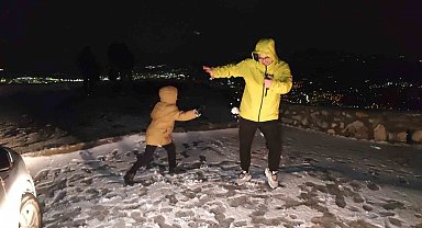 Spil Dağı Milli Parkı'na mevsimin ilk karı yağdı