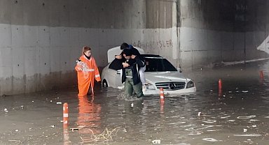 Suda mahsur kalan araçtaki 2 kişiyi itfaiye ekipleri kurtardı