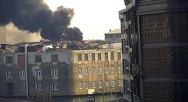 Sultangazi Cebeci Mahallesi'nde bir binanın çatısında yangın çıktı. Can pazarının yaşandığı yangına itfaiye ekipleri müdahale ederken, bölgeye çok sayıda ekip sevk edildi.