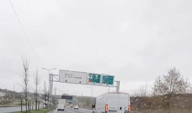 Sultangazi'de bu kadarına da "pes" dedirten görüntü: Aracın arkasına bağladığı onlarca kasayla böyle yol aldı