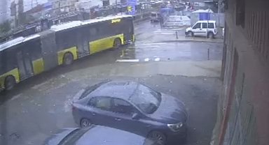 Sultangazi'de yola dökülen akaryakıt kazalara neden oldu: İETT otobüsü direğe çarptı