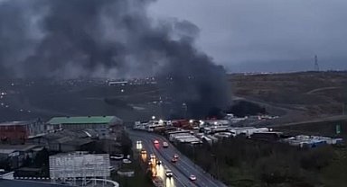 Sultangazi'deki su dolum tesisinde yangın çıktı
