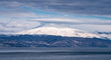 Süphan Dağı'nın zirvesinde mercek bulutu oluştu