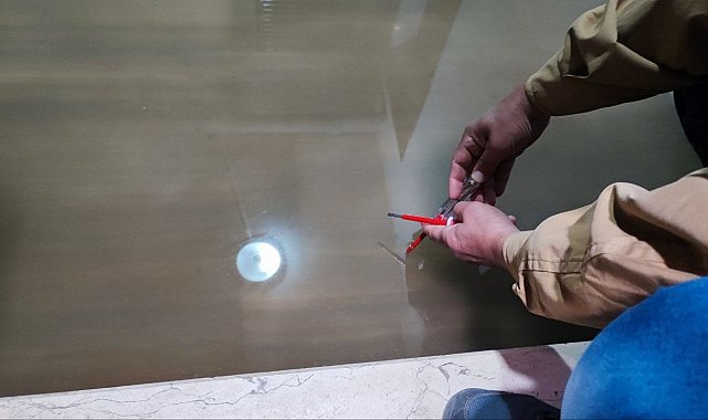 Sürekli su basan bodrum kata 'kontrol kalemiyle suyu test ederek' giriyorlar