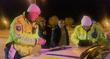 Sürücüsü alkollü çıkan otomobildeki yolcudan gazetecilere: "Haberin konusu nedir"