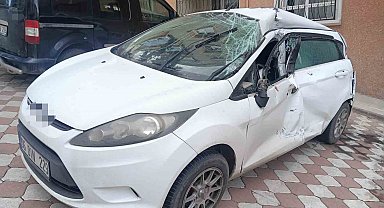 Sürücüsünün kontrolünü kaybettiği tır park halindeki 4 otomobile çarptı