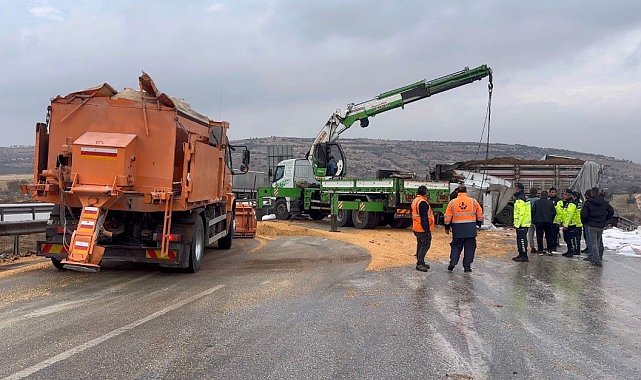 TAG Otoyolu'nda yanan tırlar kaldırıldı, yol trafiğe açıldı