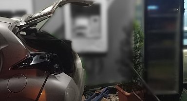 Takla atan araç banka şubesine çarparak durabildi: 2 yaralı