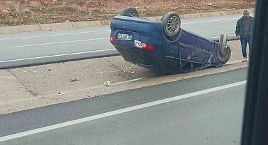Takla atan otomobil refüje düştü: 2 yaralı