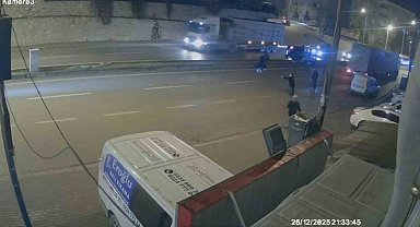 Takla atıp direğe çarpan otomobilin kaza anı kamerada: 3 yaralı