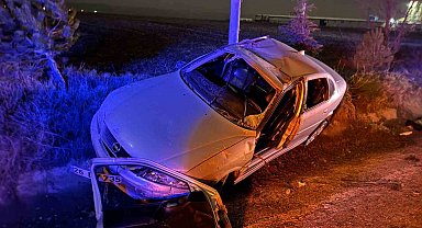 Taklalar atarak şarampole yuvarlanan aracın sürücüsü kazayı hafif sıyrıklarla atlattı